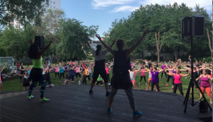 Massor med glada människor som Zumbar.